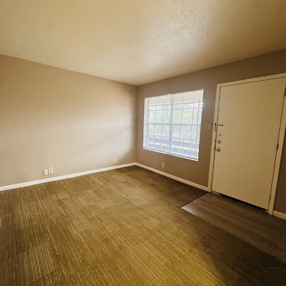 208 10th St Apt 37 - Photo 3 of 11