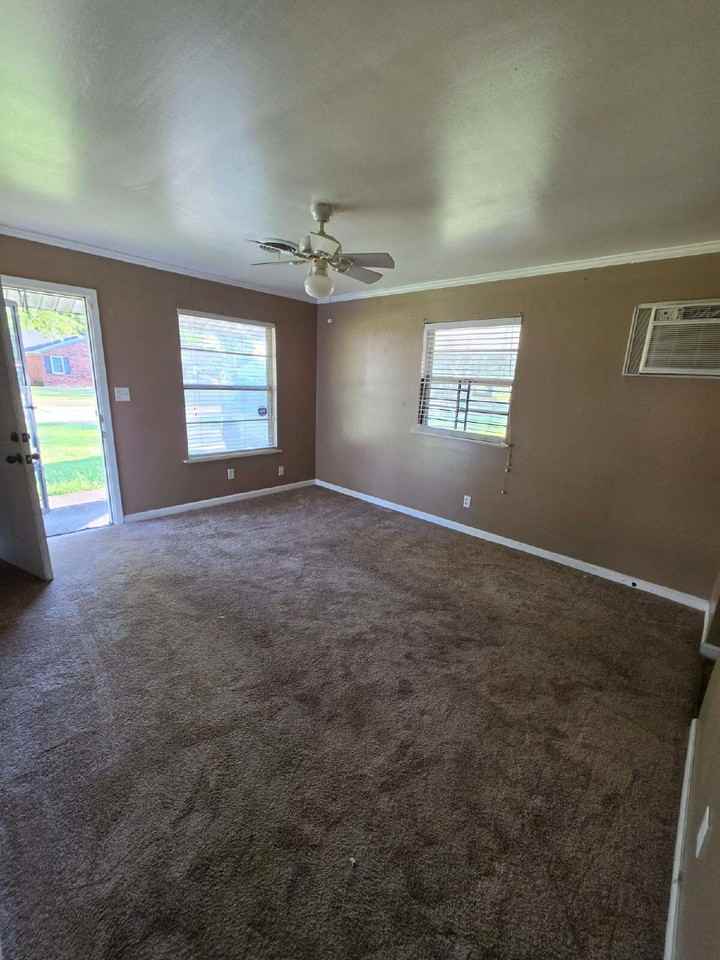 825 Mayfair Ln - Photo 3 of 17