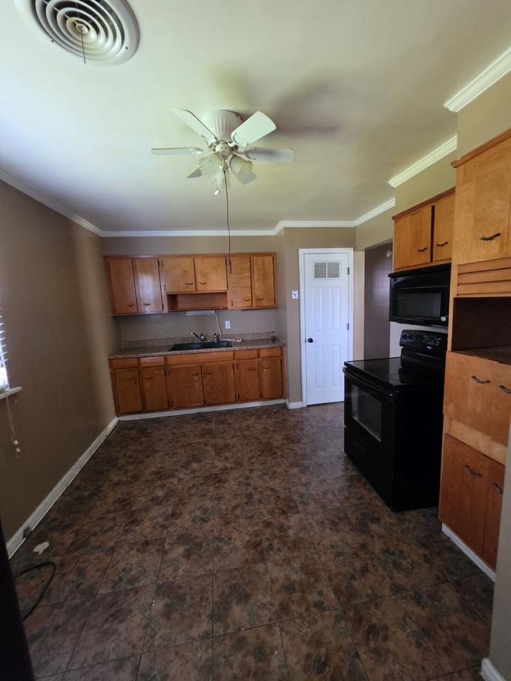 825 Mayfair Ln - Photo 4 of 17