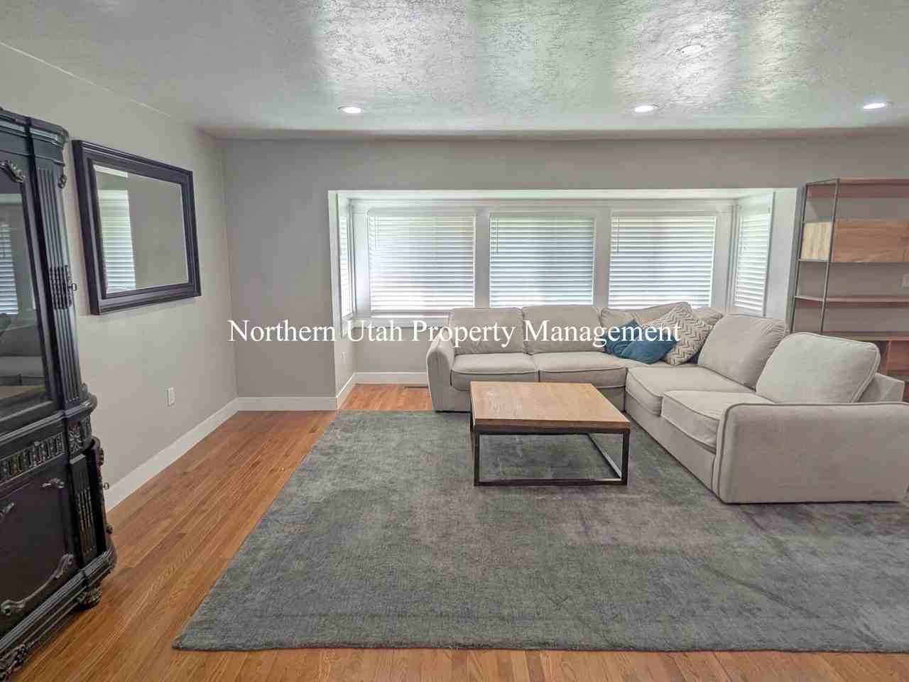 4061 Edgehill Dr - Photo 2 of 32