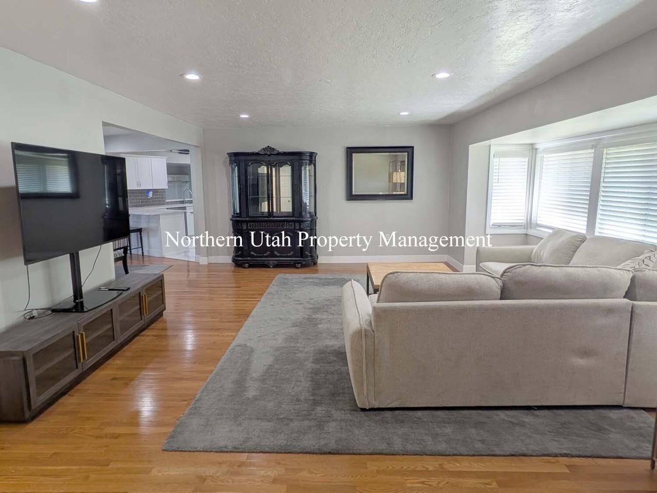 4061 Edgehill Dr - Photo 3 of 32