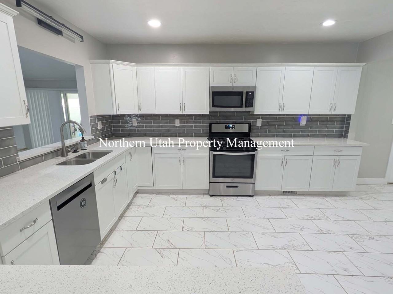 4061 Edgehill Dr - Photo 4 of 32