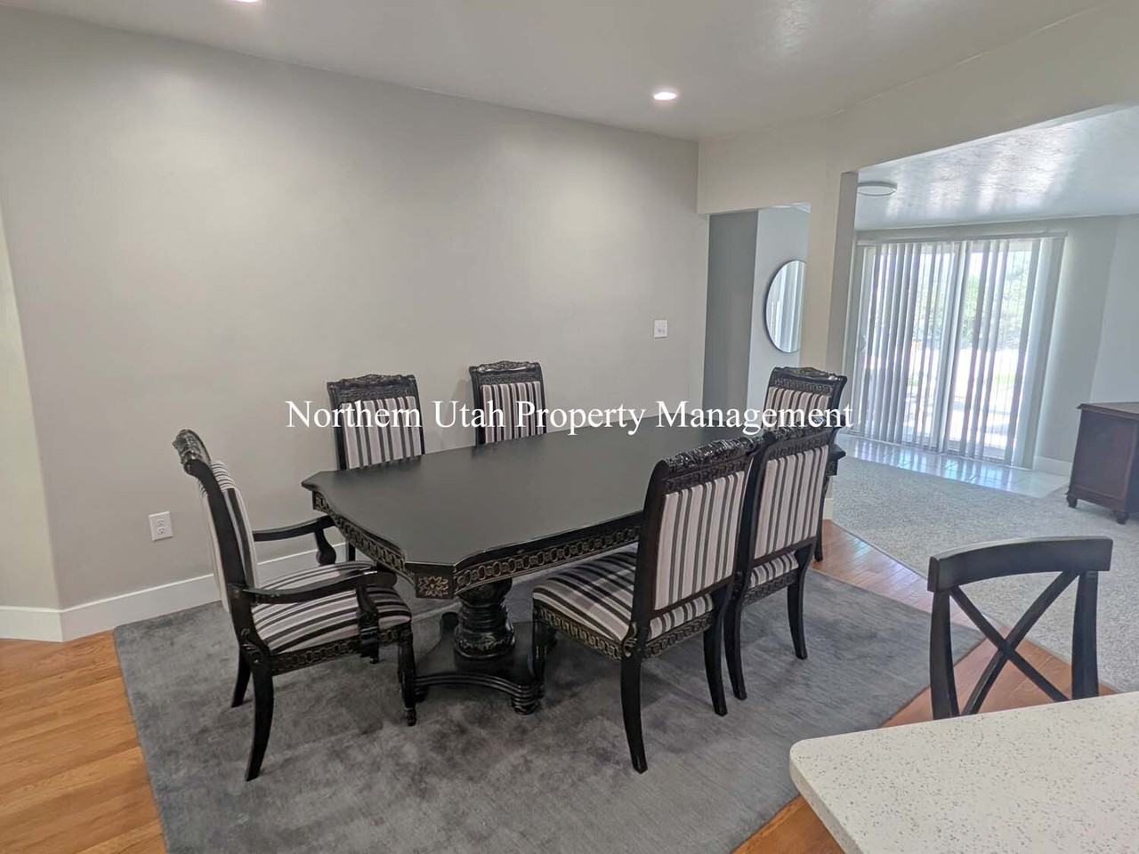 4061 Edgehill Dr - Photo 7 of 32