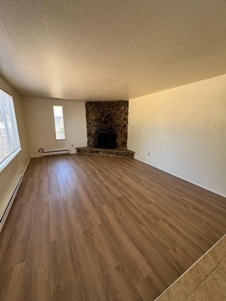 3863 Bourne St - Photo 3 of 22