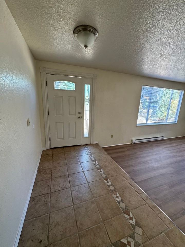 3863 Bourne St - Photo 4 of 22