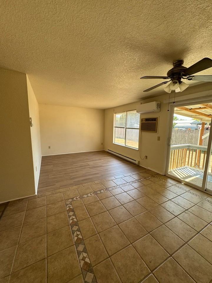 3863 Bourne St - Photo 5 of 22
