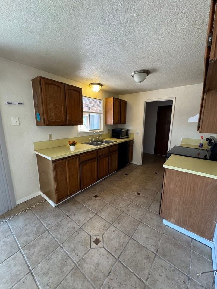 3863 Bourne St - Photo 7 of 22