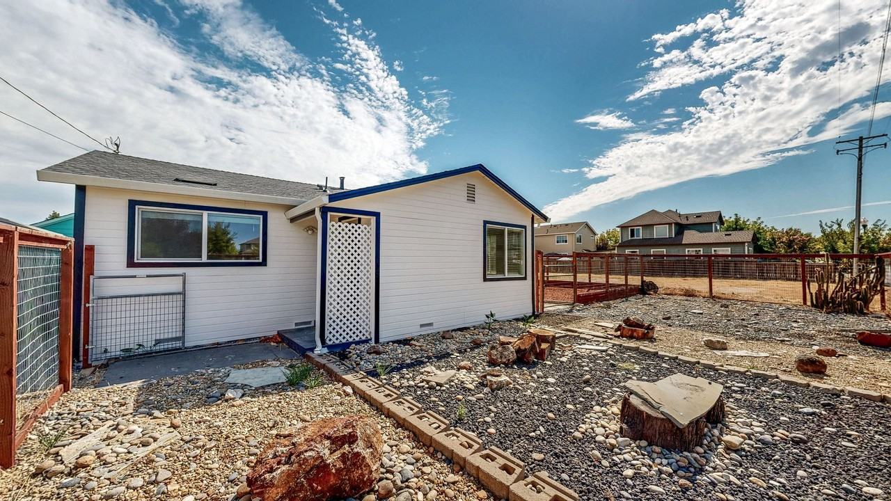 2132 Dennis Ln - Photo 4 of 43