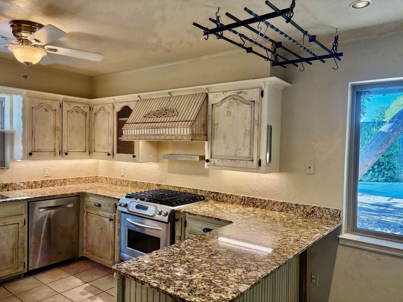 2945 Kerry Ln - Photo 7 of 41