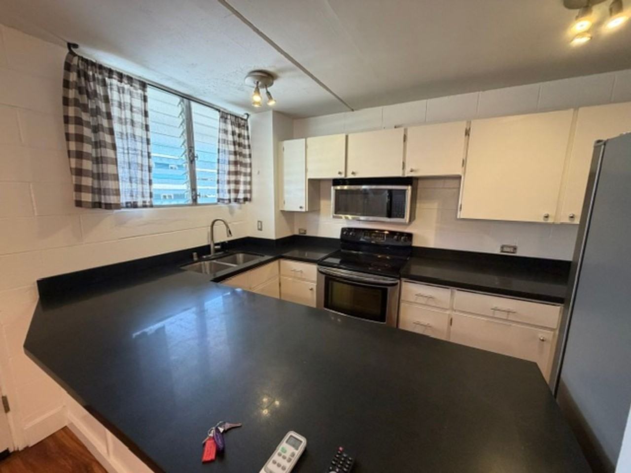 1401 Lusitana St - Photo 3 of 12