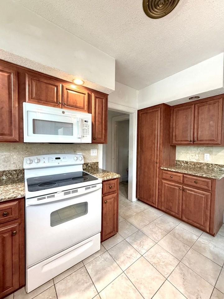 1407 Belmonte Ave - Photo 5 of 21