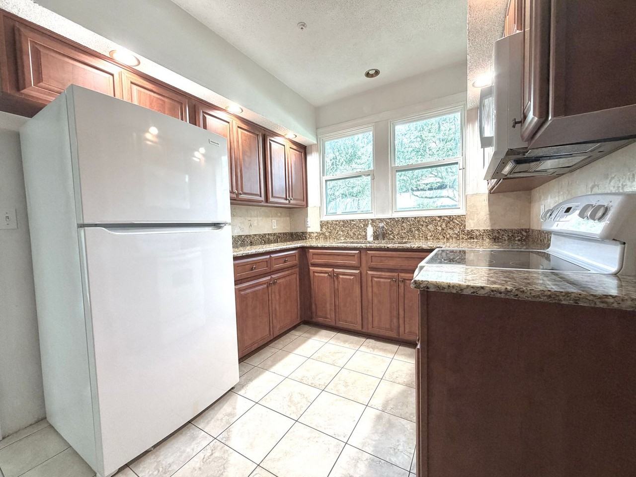 1407 Belmonte Ave - Photo 6 of 21