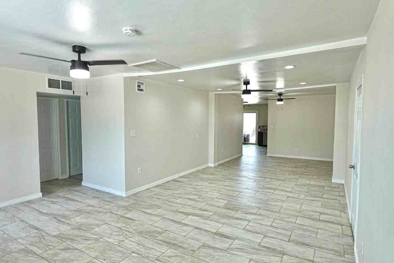 8102 N 30th Dr - Photo 4 of 20
