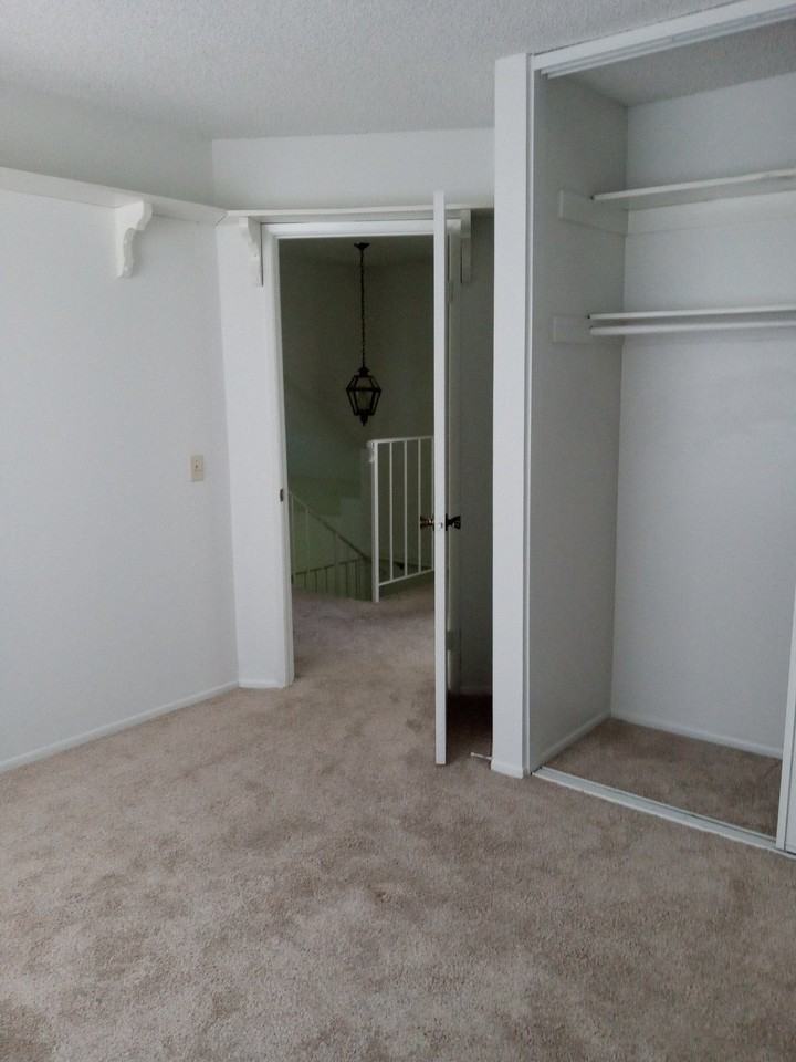 21631 Grovepark Dr - Photo 4 of 24