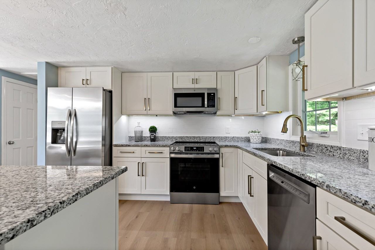 34 Surrey Dr - Photo 3 of 20