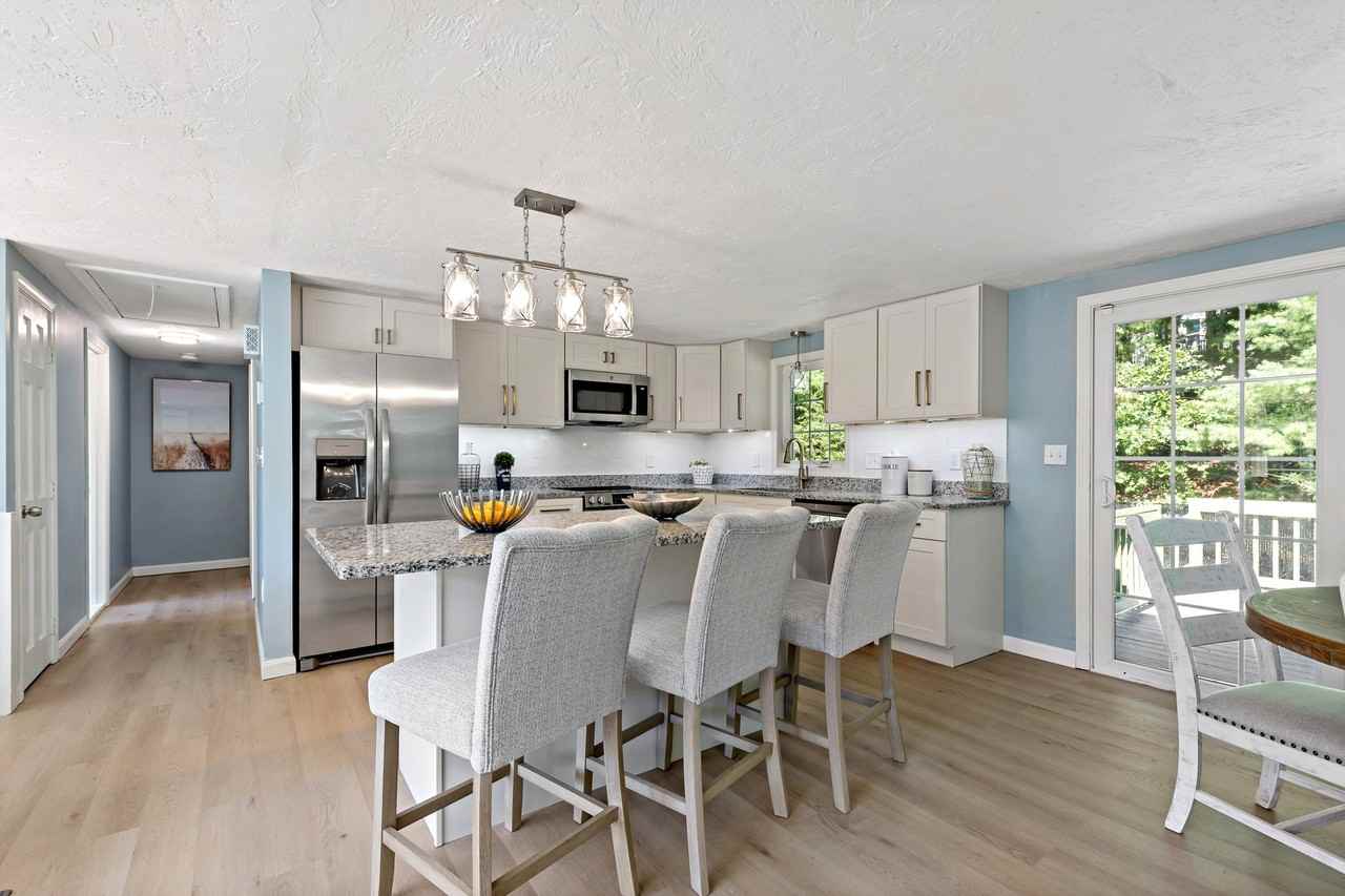 34 Surrey Dr - Photo 4 of 20