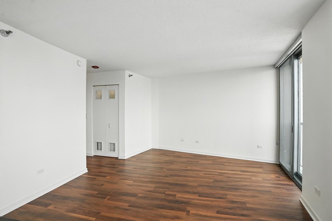 555 N Kingsbury St - Photo 3 of 20