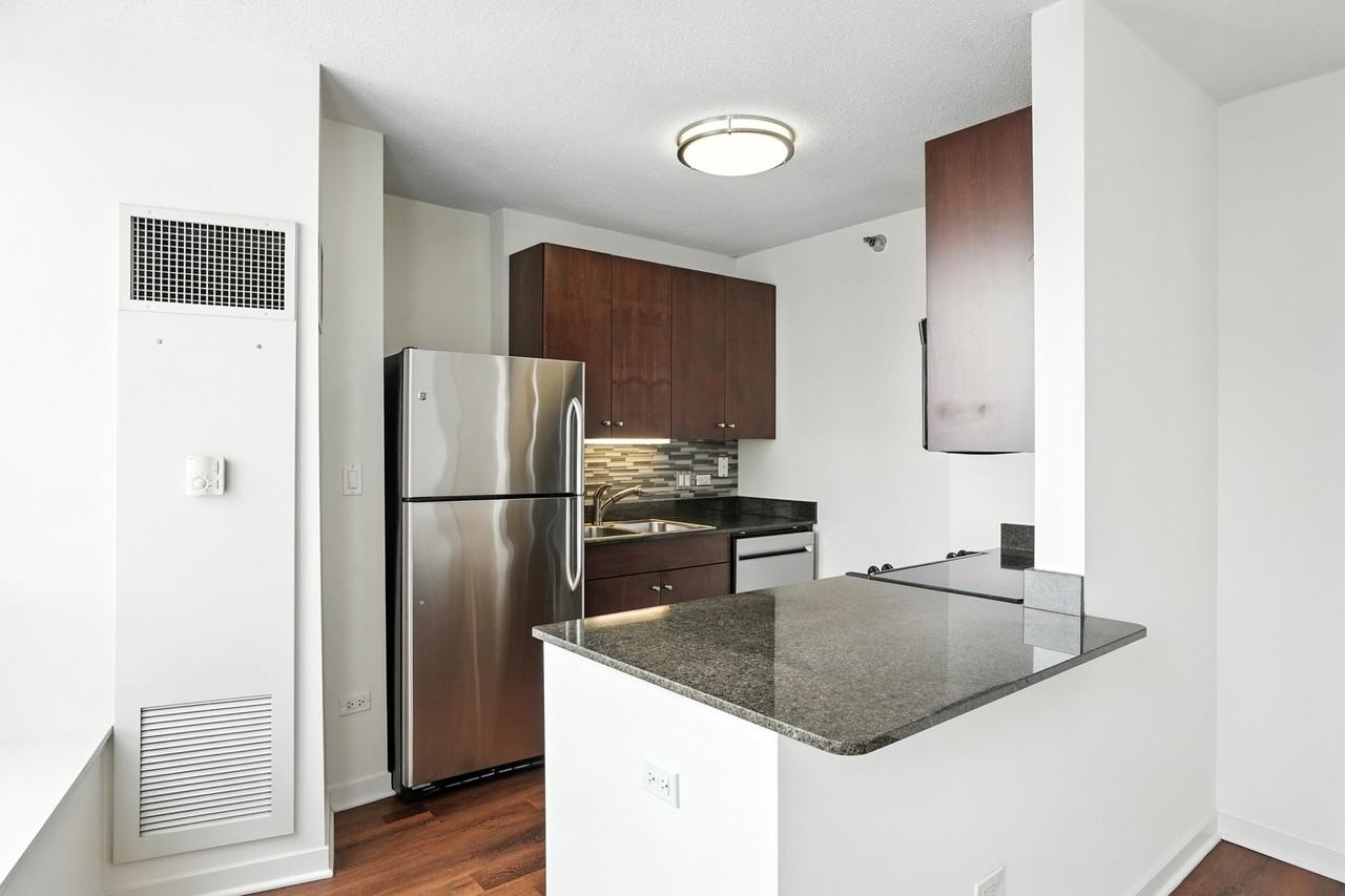 555 N Kingsbury St - Photo 4 of 20