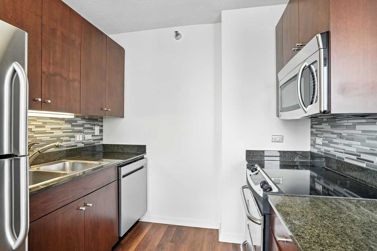 555 N Kingsbury St - Photo 5 of 20