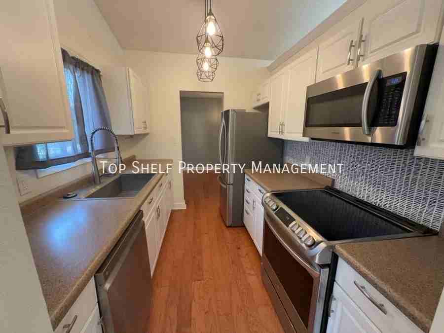 1002 E 18th St - Photo 3 of 16
