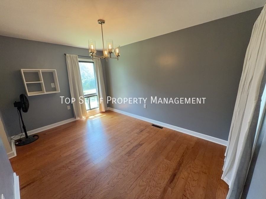 1002 E 18th St - Photo 5 of 17