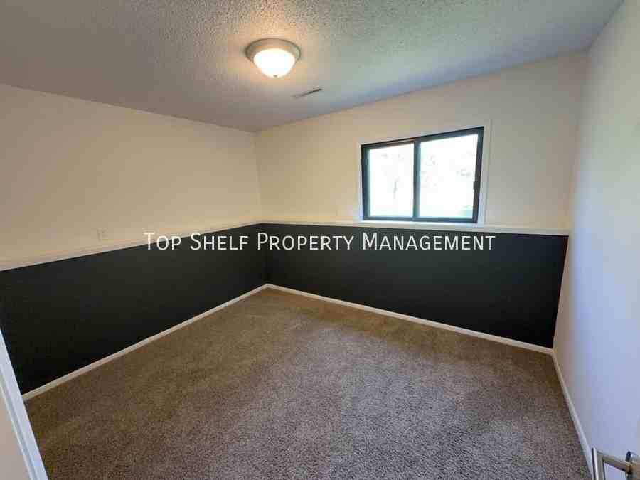 1002 E 18th St - Photo 6 of 17