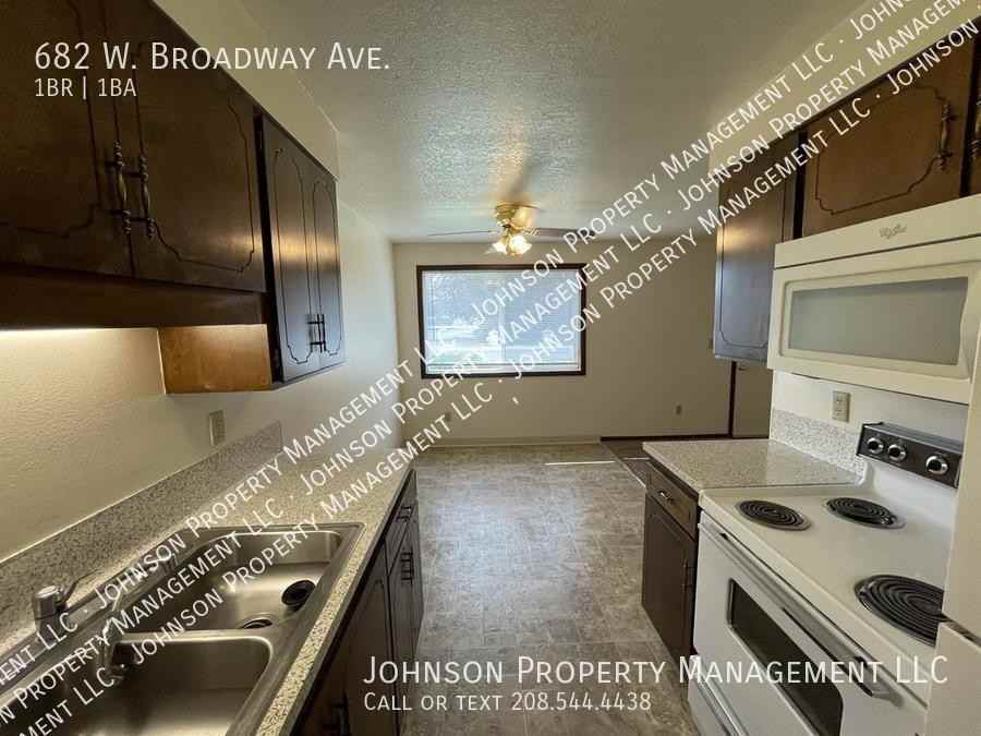 682 W Broadway Ave - Photo 5 of 15