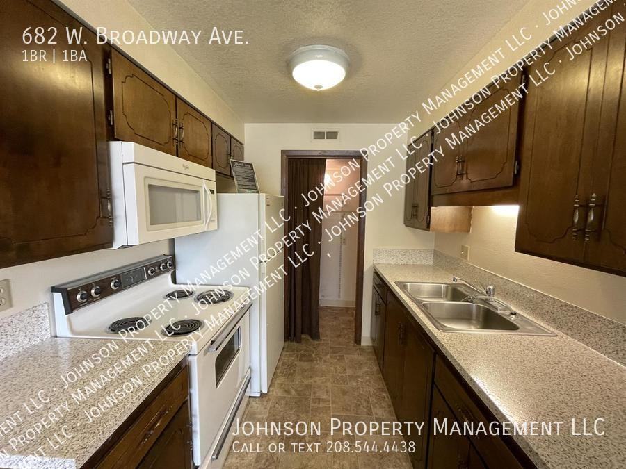 682 W Broadway Ave - Photo 6 of 15