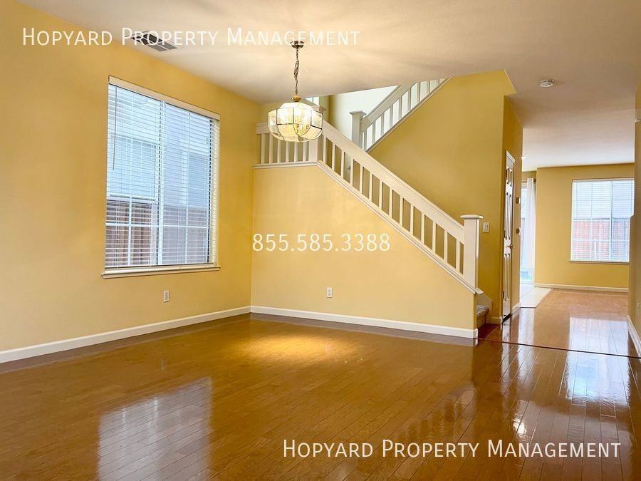 933 Desmet Dr - Photo 2 of 20