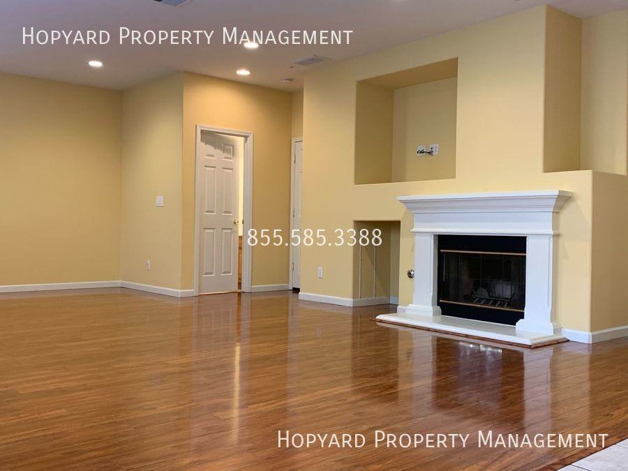 933 Desmet Dr - Photo 3 of 20