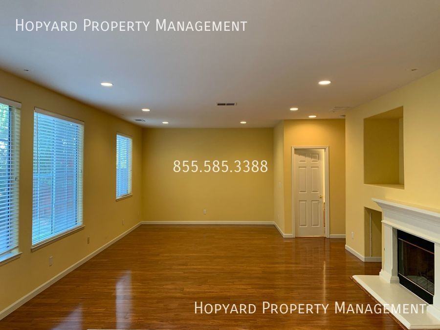 933 Desmet Dr - Photo 4 of 20