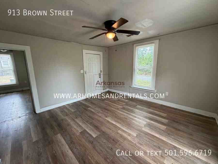913 Brown St - Photo 2 of 10