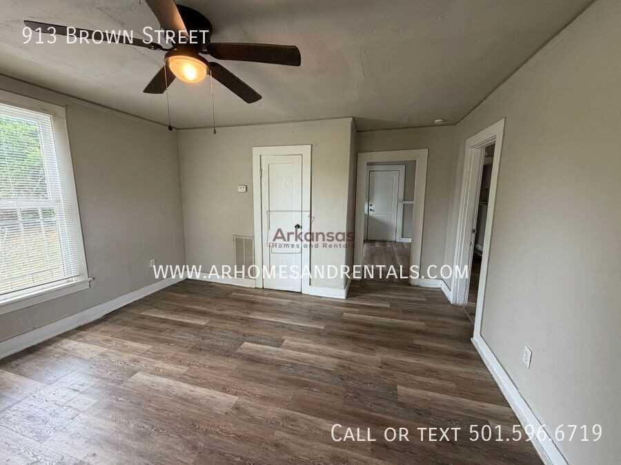 913 Brown St - Photo 3 of 10