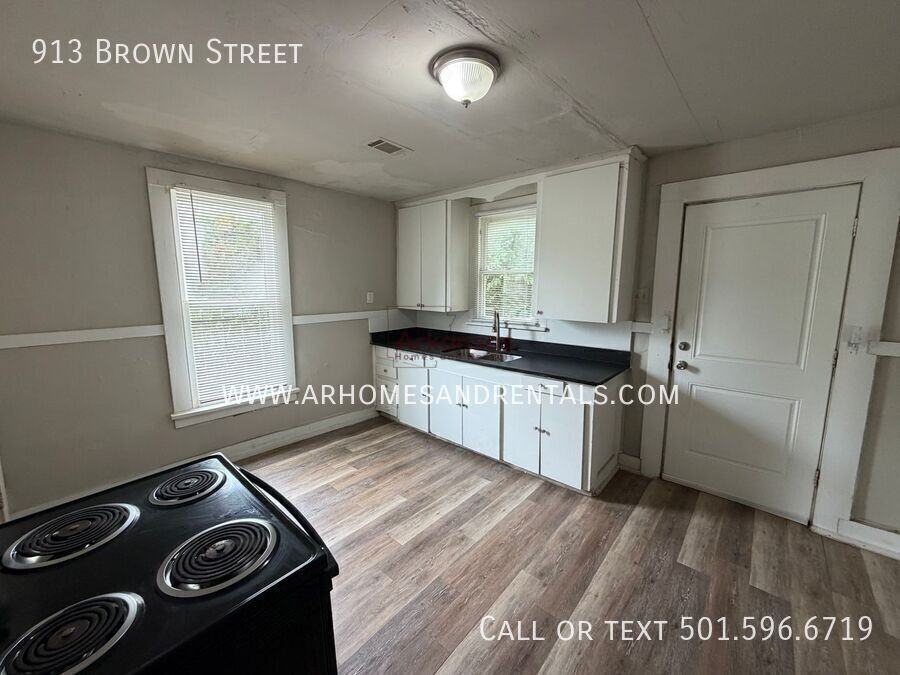 913 Brown St - Photo 4 of 10