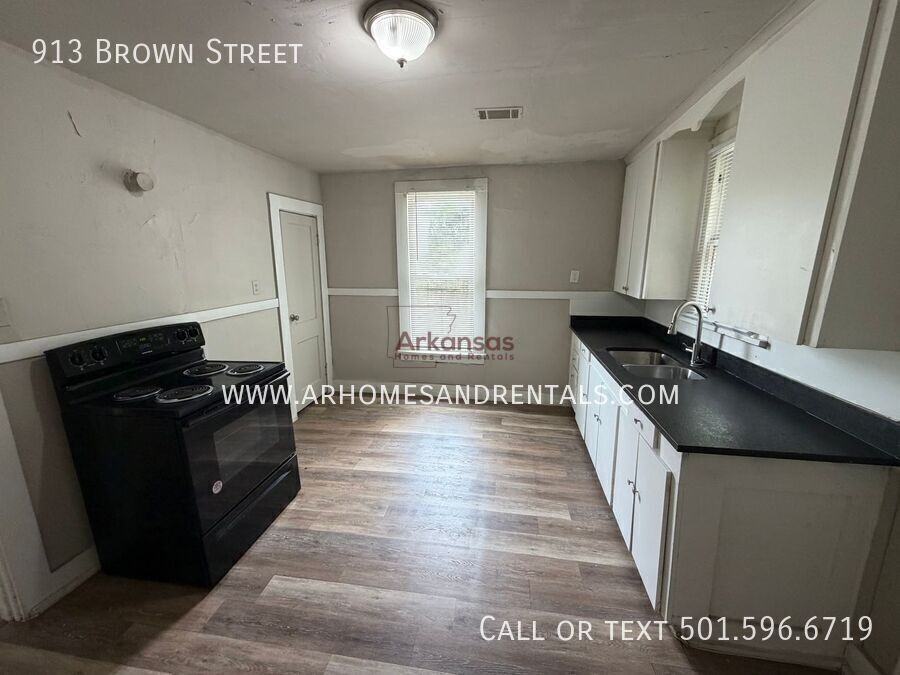 913 Brown St - Photo 5 of 10