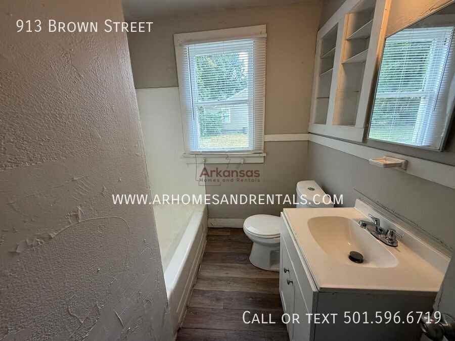 913 Brown St - Photo 7 of 10