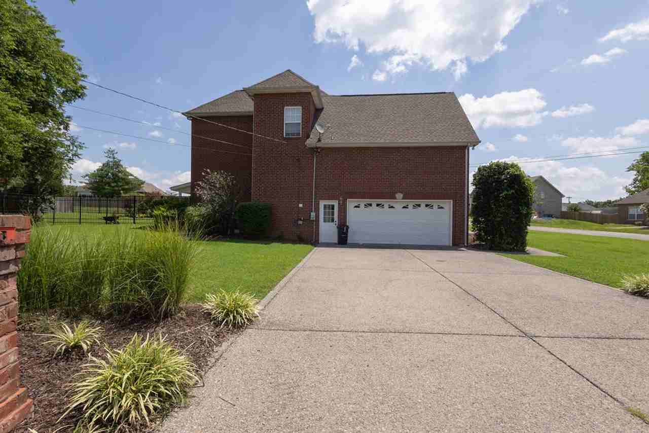 100 Strathmore Ct - Photo 3 of 33