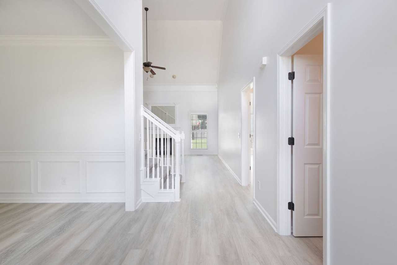 100 Strathmore Ct - Photo 5 of 33
