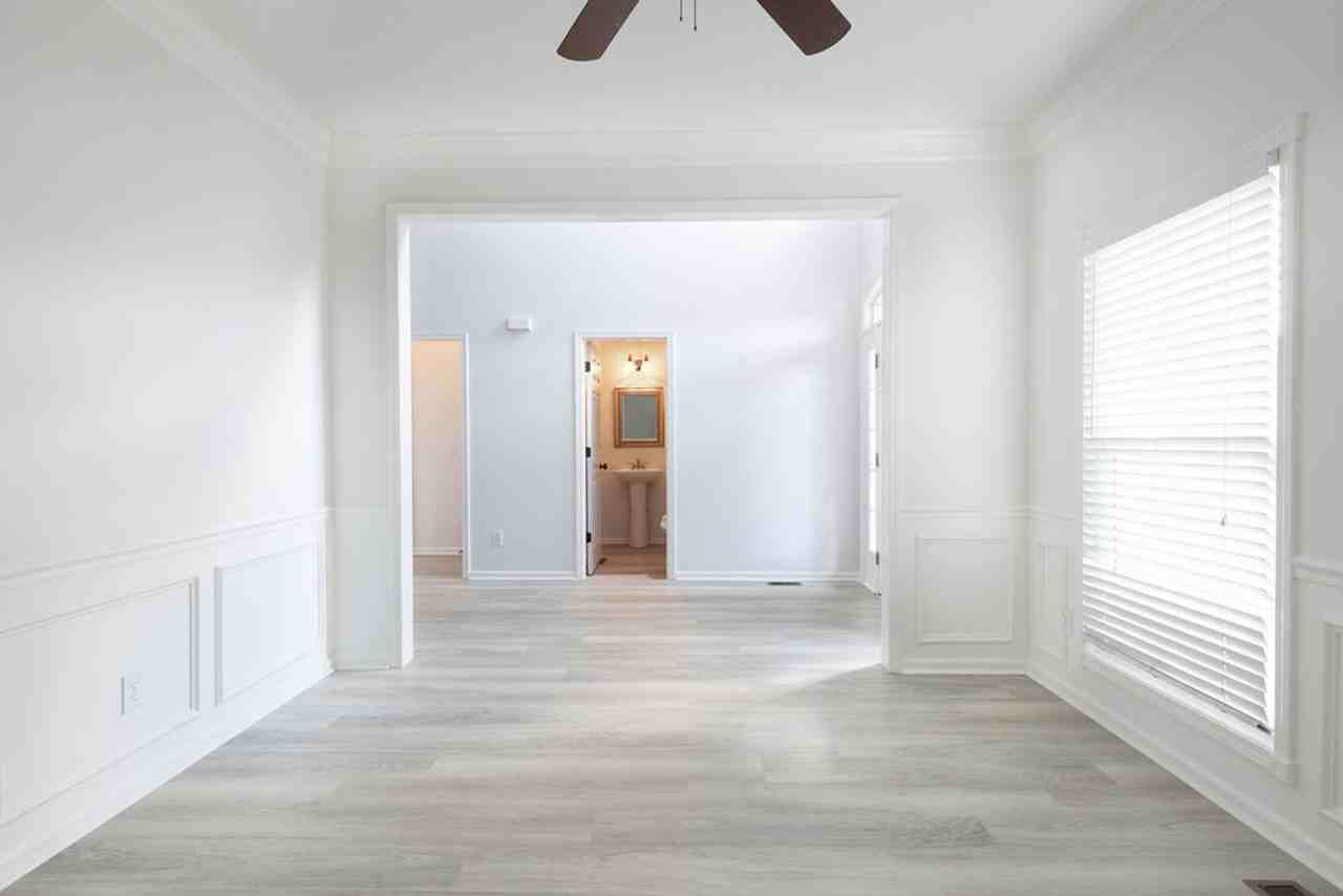 100 Strathmore Ct - Photo 6 of 33