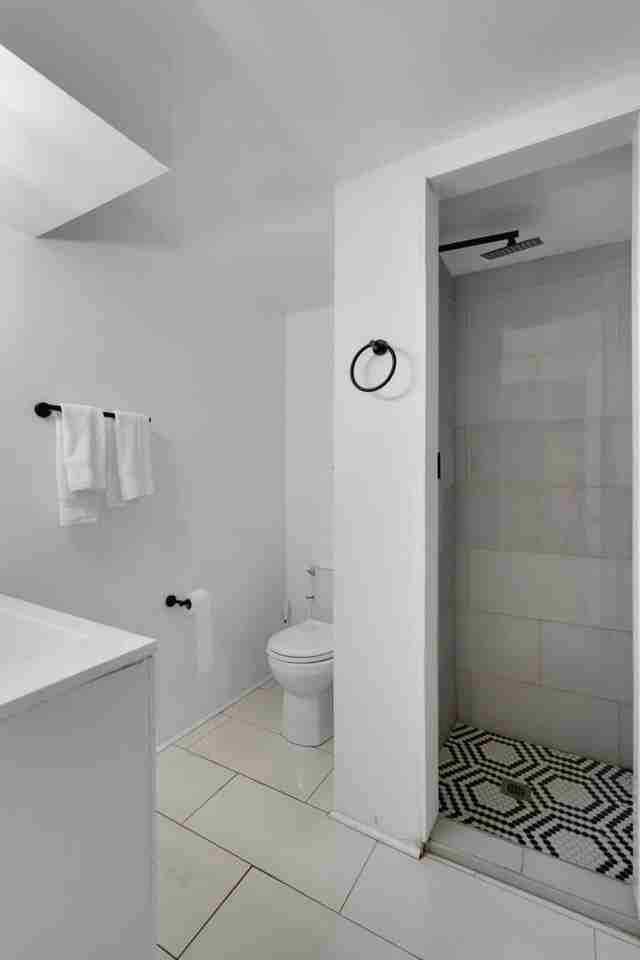 302 E Adams St - Photo 2 of 10
