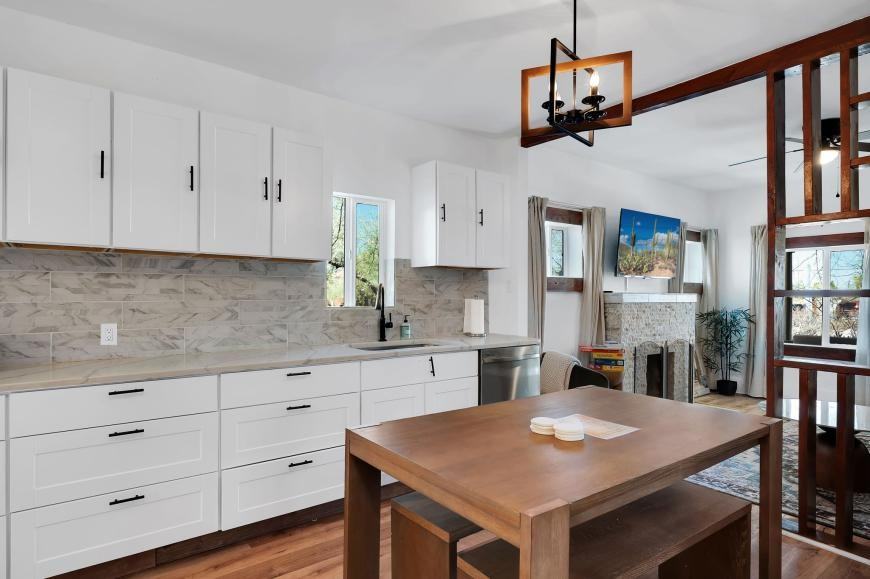302 E Adams St - Photo 3 of 10
