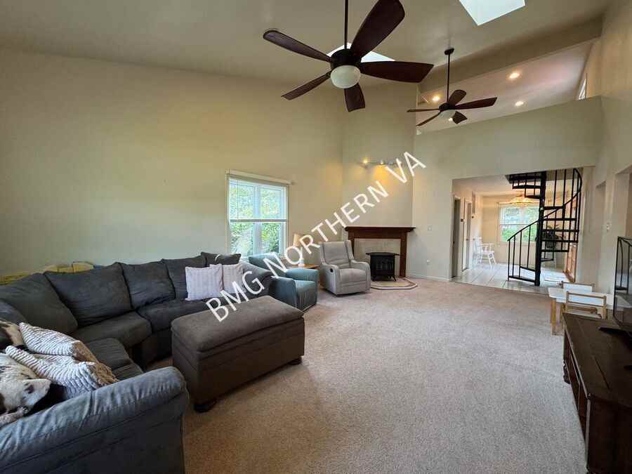 8903 Tudor Ln - Photo 3 of 37