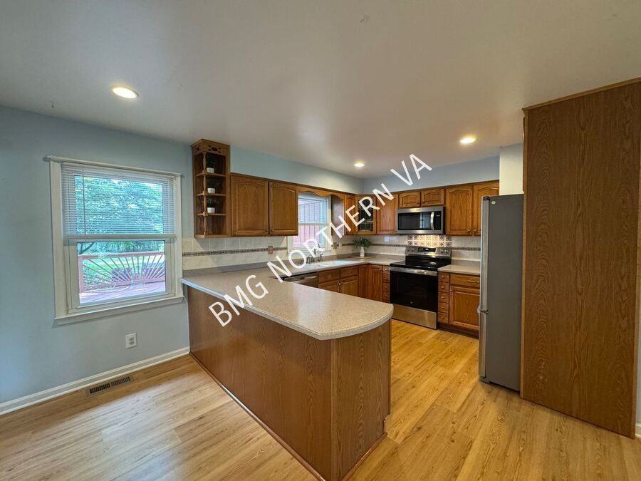 8903 Tudor Ln - Photo 7 of 37