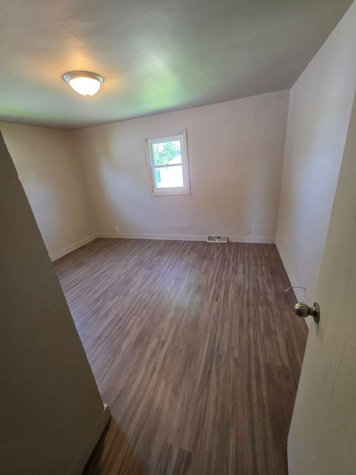 412 Elm Ave - Photo 3 of 4