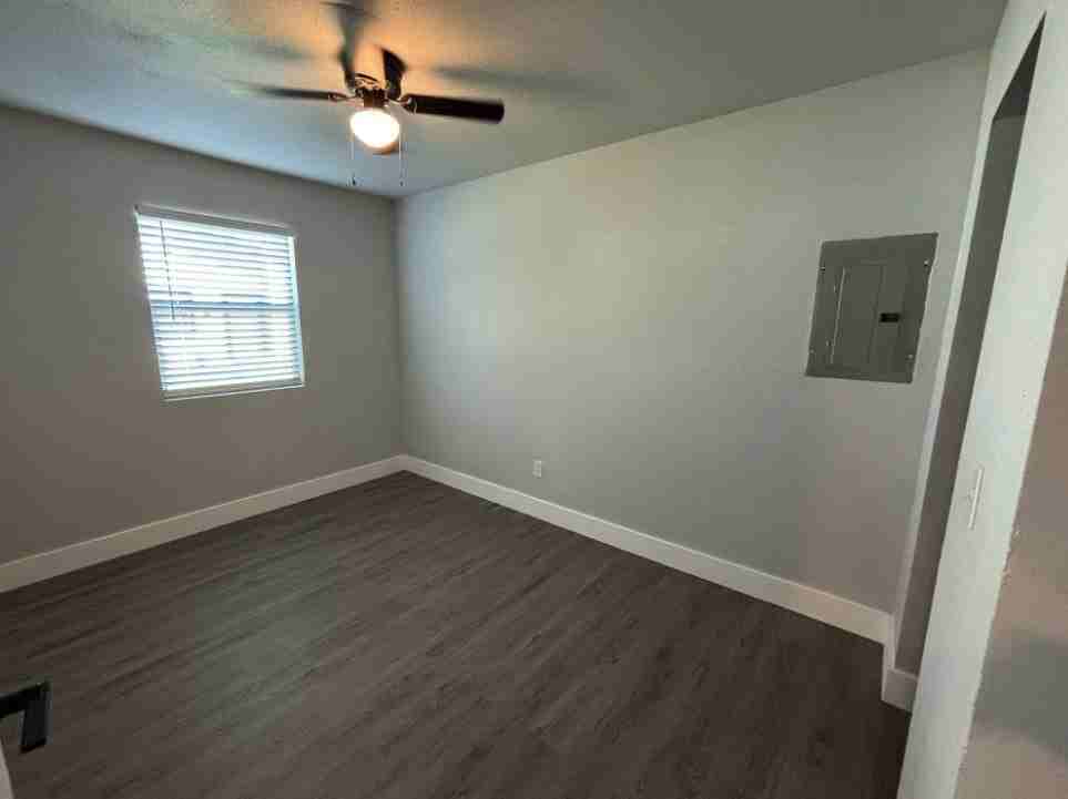 309 1/2 Park St #C - Photo 5 of 9