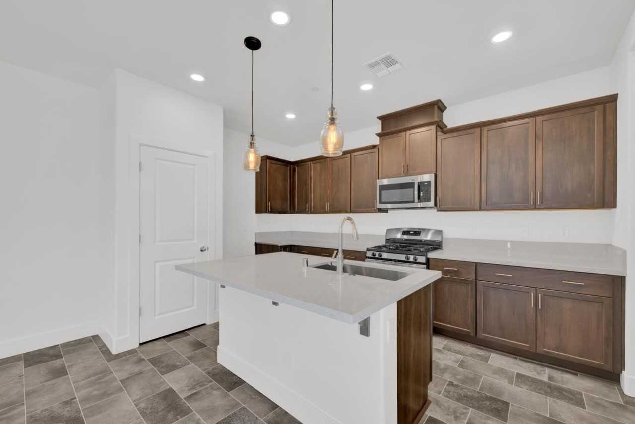1217 Niemann St - Photo 2 of 12