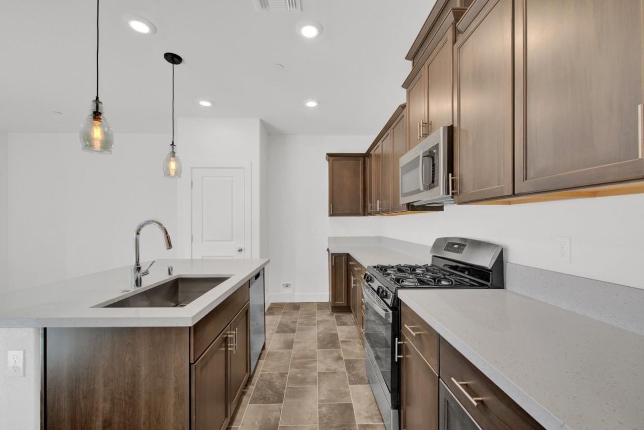 1217 Niemann St - Photo 3 of 12