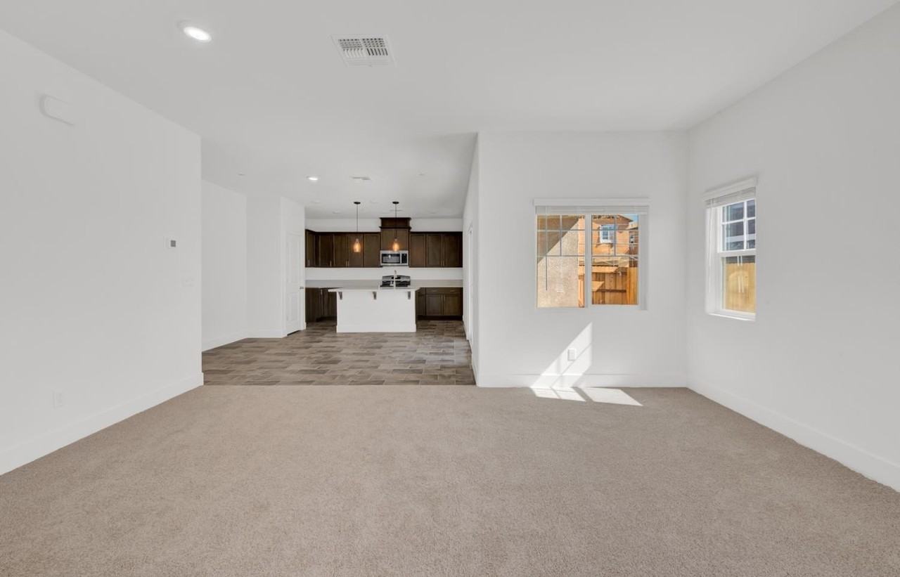1217 Niemann St - Photo 4 of 12