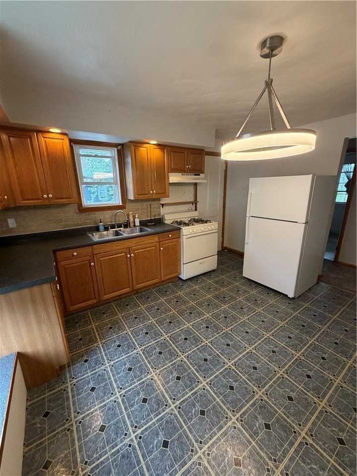 308 Home St #B - Photo 2 of 6