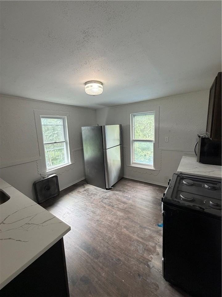 411 Dewitt Ave #B - Photo 3 of 9